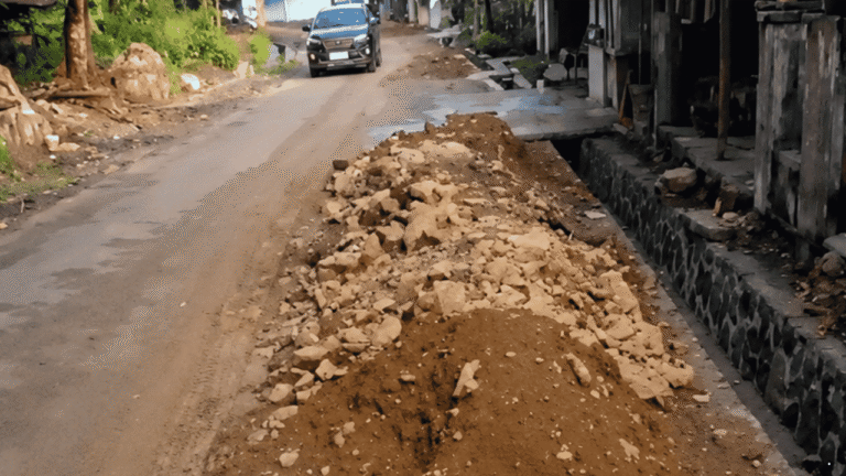 Respons Keluhan Warga, Dinas PU Sukabumi Instruksikan Kontraktor Bersihkan Sisa Galian Drainase di Jampangkulon