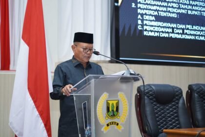 Syarif Hidayat menyampaikan pandangan umum Fraksi Gerindra DPRD Kabupaten Sukabumi terkait SiLPA APBD 2025 sebesar Rp169,72 miliar dalam Rapat Paripurna ke-6 DPRD Kabupaten Sukabumi Tahun 2026.
