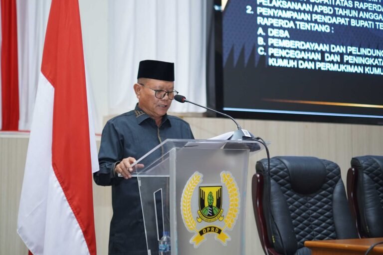 Syarif Hidayat menyampaikan pandangan umum Fraksi Gerindra DPRD Kabupaten Sukabumi terkait SiLPA APBD 2025 sebesar Rp169,72 miliar dalam Rapat Paripurna ke-6 DPRD Kabupaten Sukabumi Tahun 2026.