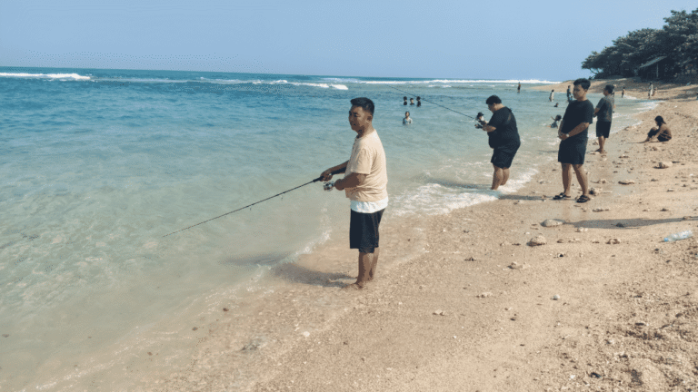 Sensasi Strike di Pantai Cibuaya Jadi Tontonan Pengunjung, Wisatawan Berhasil Dapatkan Sejumlah Ikan