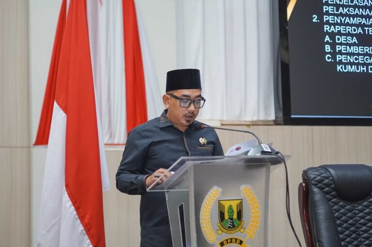 Sendi A Maulana menyampaikan pandangan umum Fraksi PDIP dalam Paripurna ke-6 DPRD Sukabumi Tahun 2026