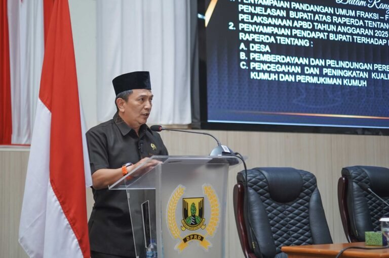 Sekretaris Fraksi PKS DPRD Kabupaten Sukabumi Hendra Purnama menyampaikan pandangan umum terkait pertanggungjawaban APBD 2025 dalam Rapat Paripurna ke-6 DPRD Sukabumi Tahun 2026.