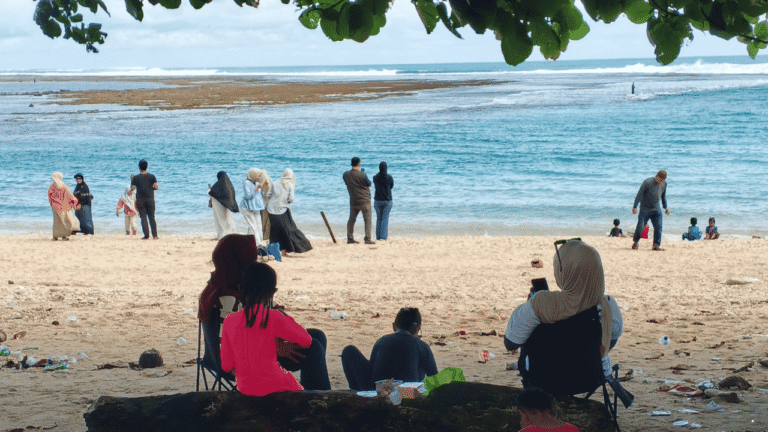 Libur Panjang, Pantai Cibuaya Sukabumi Jadi Pilihan Wisata Keluarga