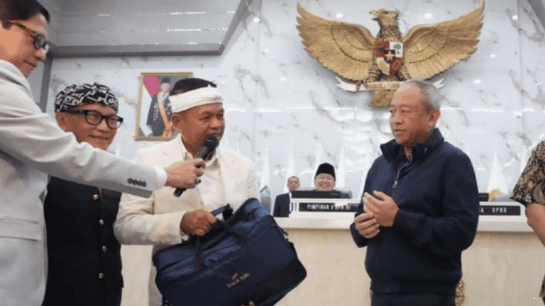 Dedi Mulyadi Serahkan Kadeudeuh Rp1 Miliar untuk Persib, Sebut Hasil dari Jual Sapi Pribadi