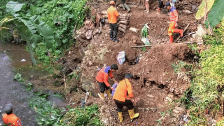 Saluran Irigasi Sempat Tertutup Material Longsoran, BPBD Kota Sukabumi Lakukan Penanganan TPT Ambruk di Cibeureum
