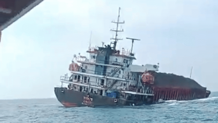 Kapal Pengangkut Batu Bara Karam di Perairan Cibuni Sukabumi, 16 Kru Berhasil Diselamatkan