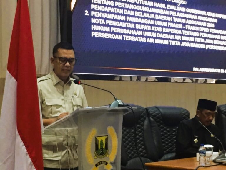 Hera Iskandar menyampaikan pandangan umum fraksi Gerindra dalam Paripurna DPRD Kabupaten Sukabumi tentang Perubahan Badan Hukum Perumda Air Minum Tirta Jaya