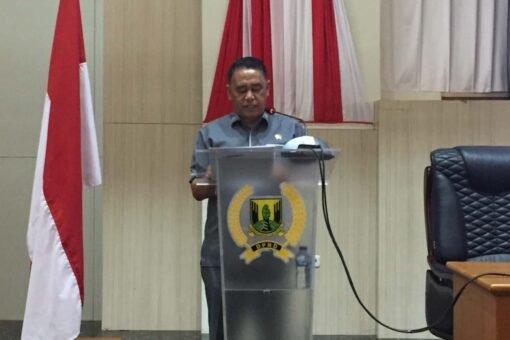 Apep Saepul Mahdan saat membacakan Pandangan Umum Fraksi PPP terkait perubahan Perumda TJM jadi Perseroda. | Foto: Muri