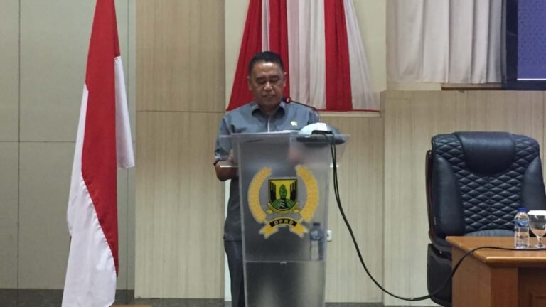 Apep Saepul Mahdan saat membacakan Pandangan Umum Fraksi PPP terkait perubahan Perumda TJM jadi Perseroda. | Foto: Muri