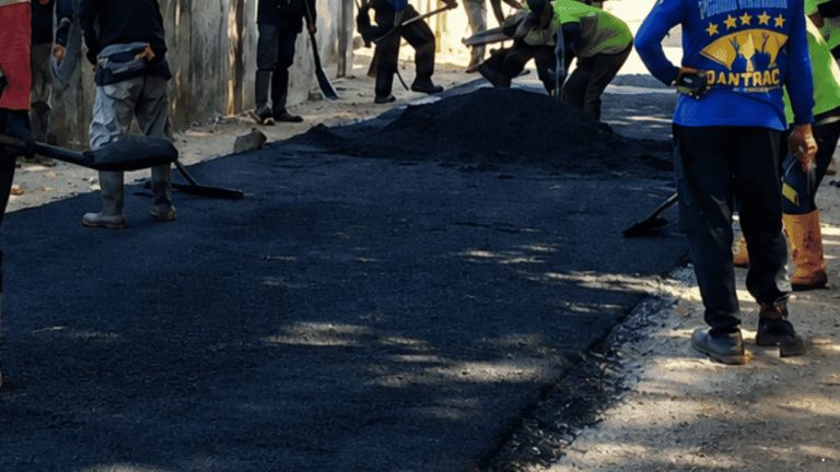 Akses Warga Ciwaru Diperbaiki, Dinas PU Sukabumi Aspal Jalan Ruas Jalancagak–Cimarinjung