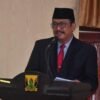 Bupati Sukabumi, Asep Japar, menyampaikan sambutannya dalam penyematan anugrah Satyalancana Karya Satya