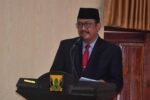 Bupati Sukabumi, Asep Japar, menyampaikan sambutannya dalam penyematan anugrah Satyalancana Karya Satya
