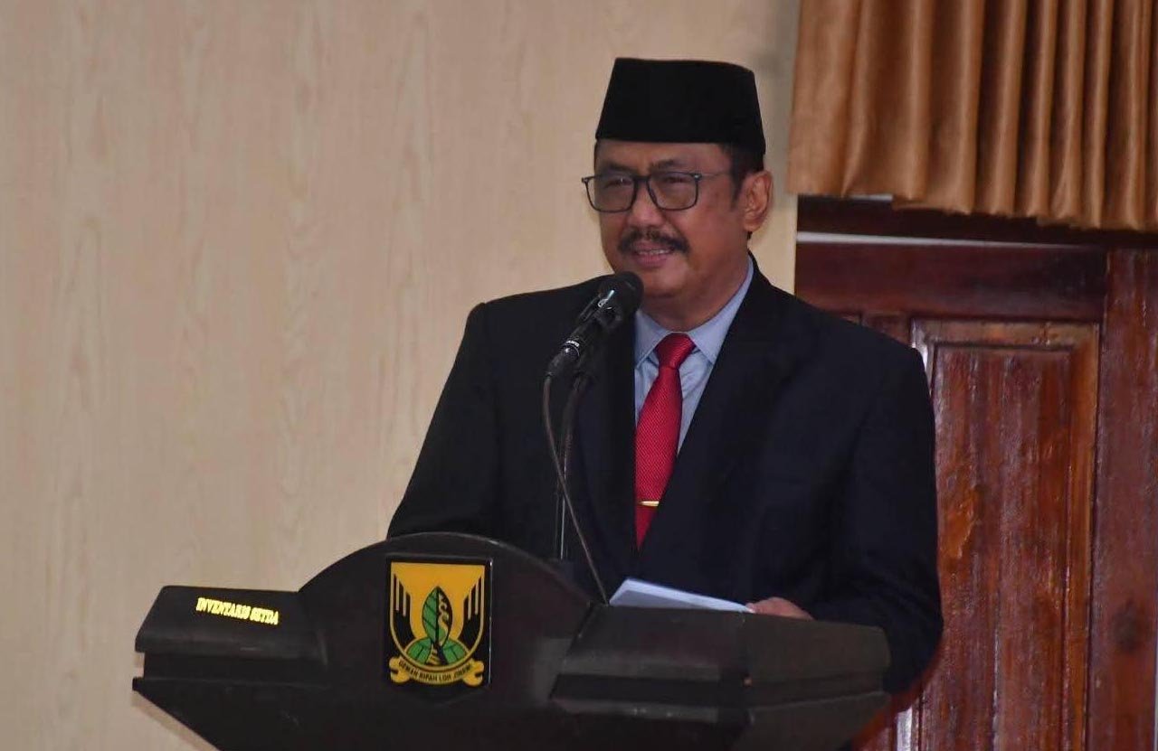 Bupati Sukabumi, Asep Japar, menyampaikan sambutannya dalam penyematan anugrah Satyalancana Karya Satya