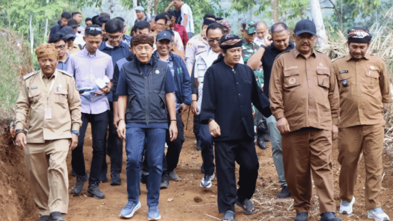 Dampingi Wakil Ketua DPR RI ke Ciptamulya, Bupati Sukabumi Pastikan Penanganan Warga Terdampak Kebakaran Terus Dilakukan