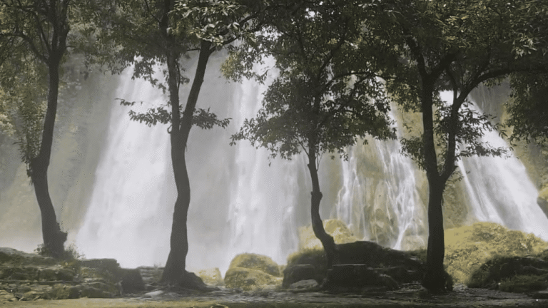 Pesona Curug Cikaso Sukabumi, ‘Tirai’ Tiga Air Terjun yang Menawan di Tengah Hutan Asri