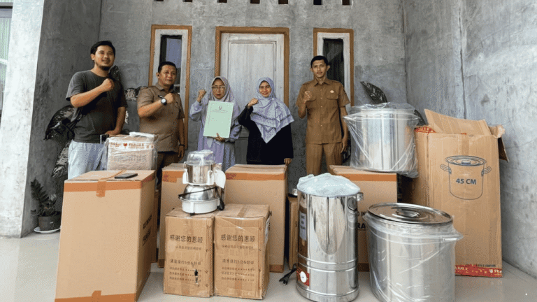 Realisasi Aspirasi Reses, Leni Liawati Salurkan Bantuan Alat UMKM di Cikakak dan Palabuhanratu Sukabumi