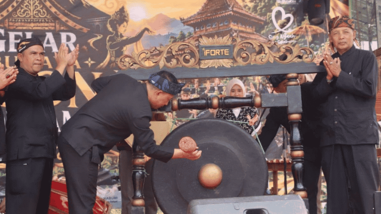 Buka Gelar Budaya Pesona Kadudampit Sukabumi, Wabup Andreas Ajak Warga Jaga Alam dan Kebersihan
