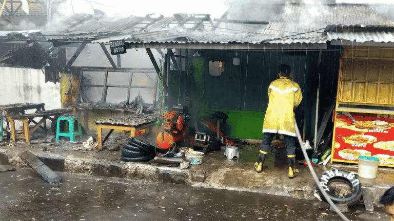 Warung Kopi dan Bengkel Tambal Ban di Palabuhanratu Sukabumi Terbakar, Api Diduga Berawal dari Kebocoran Tabung Gas