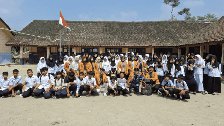Mahasiswa KKM STKIP Bina Mutiara Sukabumi Kampus II Tanamkan Pendidikan Karakter di SMPN 3 Kalibunder