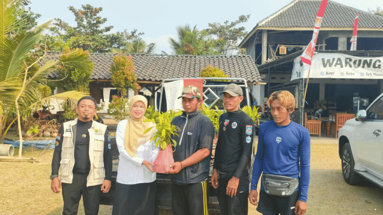 300 Bibit Mangrove Diserahkan untuk Konservasi, PENYU Siap Perkuat Vegetasi Pesisir Palabuhanratu