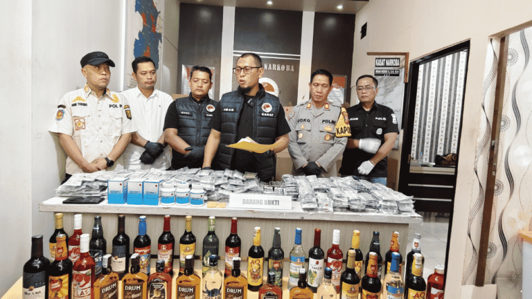 Polres Sukabumi Gerebek Kontrakan di Cicantayan, 3.641 Botol Miras Ditemukan