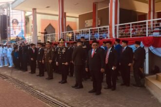 Pejabat tinggi Pemkab Sukabumi mengikuti Upacara HUT ke-81 RI dengan berdiri di area lapangan, sejajar dengan peserta upacara di Lapang Cangehgar, Palabuhanratu, Minggu (17/8/2026). | Foto: Muri