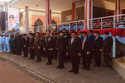 Pejabat tinggi Pemkab Sukabumi mengikuti Upacara HUT ke-81 RI dengan berdiri di area lapangan, sejajar dengan peserta upacara di Lapang Cangehgar, Palabuhanratu, Minggu (17/8/2026). | Foto: Muri