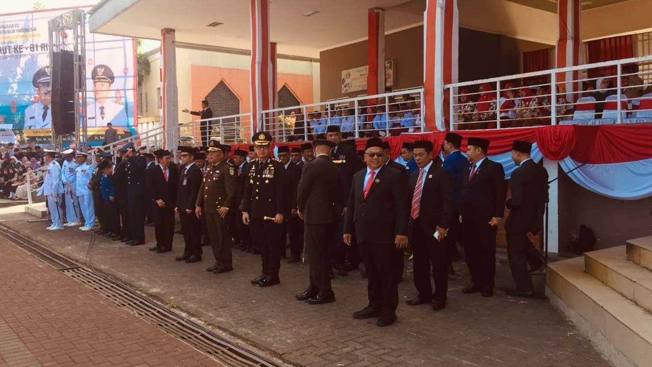 Pejabat tinggi Pemkab Sukabumi mengikuti Upacara HUT ke-81 RI dengan berdiri di area lapangan, sejajar dengan peserta upacara di Lapang Cangehgar, Palabuhanratu, Minggu (17/8/2026). | Foto: Muri