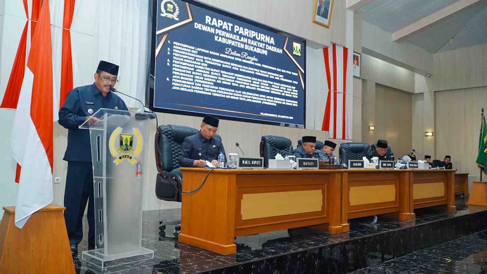 DPRD bersama Bupati Sukabumi saat paripurna terkait perubahan badan hukum Perumda Air Minum Tirta Jaya Mandiri menjadi Perseroan Daerah (Perseroda).