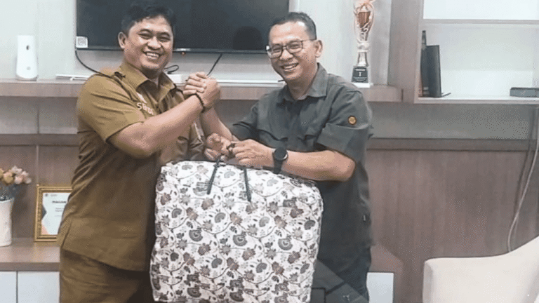 Disperkim Kabupaten Sukabumi Beri Penghormatan kepada Pegawai yang Memasuki Masa Purna Bakti