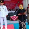 Rika Yulistina, Anggota DPRD Kabupaten Sukabumi membacakan teks proklamasi dalam upacara HUT RI ke 81 di Kecamatan Cikakak