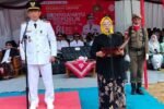 Rika Yulistina, Anggota DPRD Kabupaten Sukabumi membacakan teks proklamasi dalam upacara HUT RI ke 81 di Kecamatan Cikakak