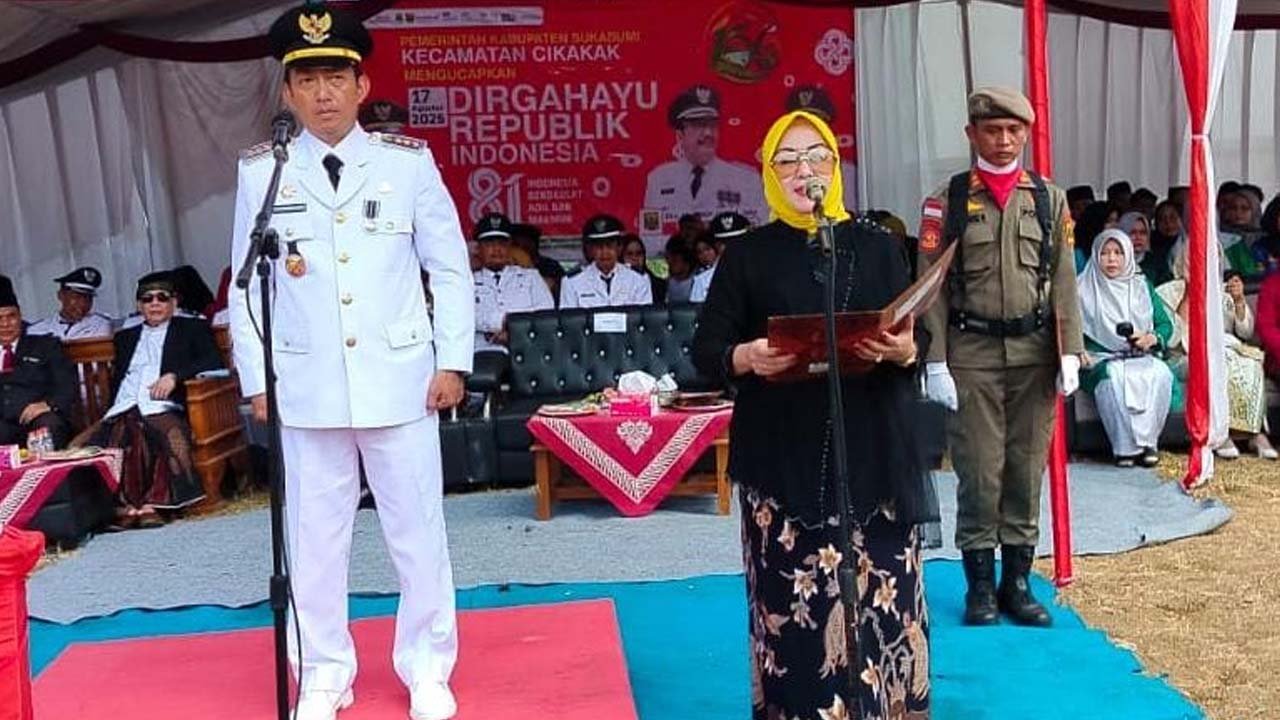 Rika Yulistina, Anggota DPRD Kabupaten Sukabumi membacakan teks proklamasi dalam upacara HUT RI ke 81 di Kecamatan Cikakak