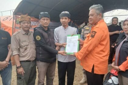 Penyerahan surat penutupan Tanggap darurat BPBD ke Panitia Lokal