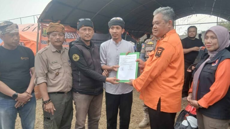 Penyerahan surat penutupan Tanggap darurat BPBD ke Panitia Lokal