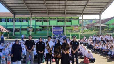 Apoteker yang tergabung dalam PC IAI Kabupaten Sukabumi saat menggelar edukasi ke sekolah bersama BNN. | Foto: Ist