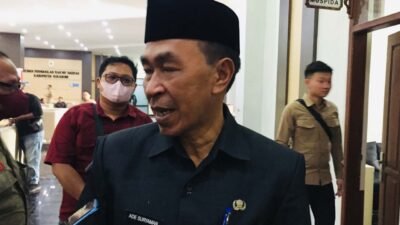 Ade Suryaman, Ketua BP CPUGGp/ Sekda Kabupaten Sukabumi, ketika diwawancarai jubirtvnews selepas Paripurna. | Foto: Muri