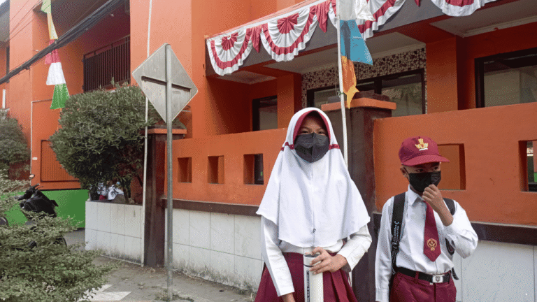 Kota Pindahkan Siswa ke Rumah, Kabupaten Sukabumi Tetap Tatap Muka di Tengah Abu Vulkanik