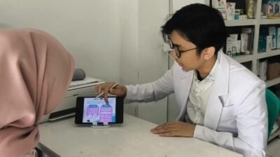 Apoteker PC IAI Kabupaten Sukabumi saat memberikan informasi seputar obat kepada masyarakat. | Foto: Ist
