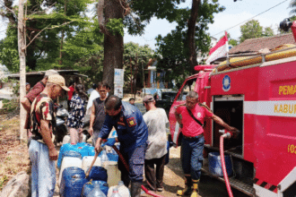 Kesulitan Pasokan Air Bersih saat Kemarau, Damkarmat Sukabumi Distribusikan 2.500 Liter ke Warga Bantargadung