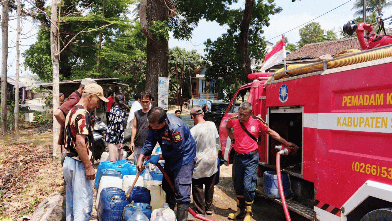 Kesulitan Pasokan Air Bersih saat Kemarau, Damkarmat Sukabumi Distribusikan 2.500 Liter ke Warga Bantargadung