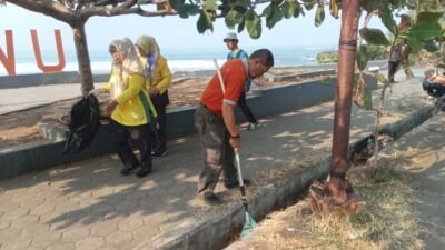 Camat Cisolok Okih Fajri saat turun langsung bersih-bersih dalam kegiatan Gebyar Jumsih. | Foto: Ist