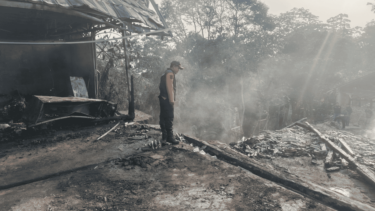 3 Kios Terbakar di Cibadak Sukabumi, Kerugian Ditaksir Capai Rp100 Juta