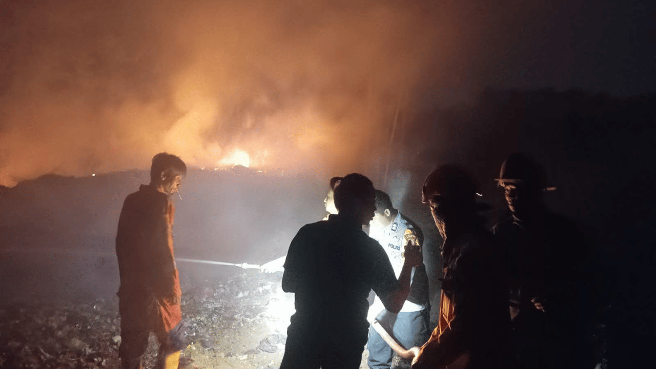 Diduga Akibat Kelalaian, Kebakaran TPA Cikundul Sukabumi Lahap 500 Meter Persegi Lahan