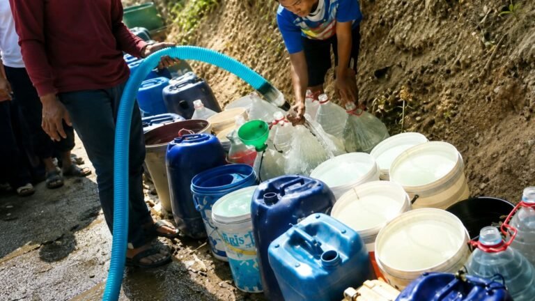 Kekeringan Akut di Purojati Cisolok, Leni Liawati Kirimkan Air Bersih dan Desak Solusi Permanen