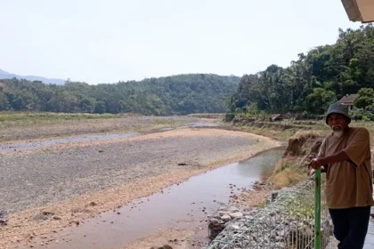Sungai Cidadap Terus Gerus Daratan, Warga Leuwi Gadog Simpenan Desak Normalisasi