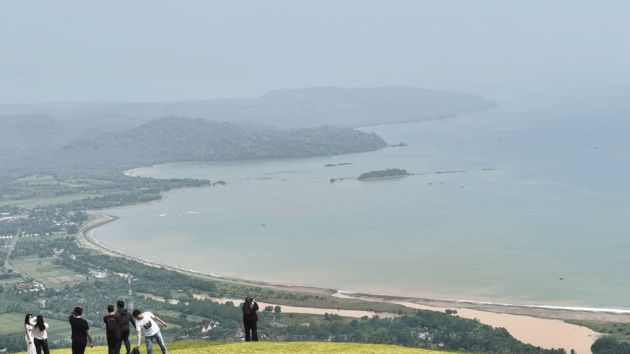 Menikmati Panorama Geopark Ciletuh hingga Laut Lepas dari Puncak Aher Sukabumi