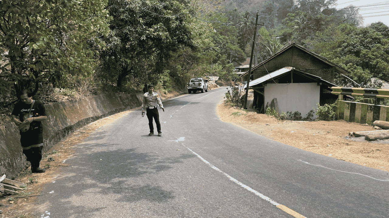 Diduga Hilang Kendali, Pemotor Tewas usai Tabrak Tronton di Cisarakan Simpenan Sukabumi