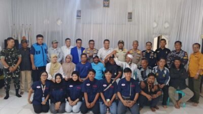 Para pihak yang mengikuti mediasi berfoto bersama. | Foto: Candra