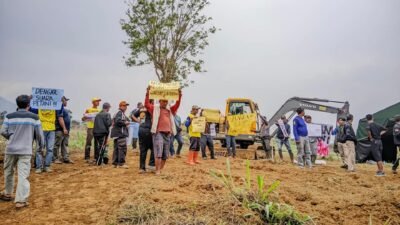 Para Petani Penggarap Baruajol saat menggelar aksi di lokasi rencana pembangunan Yonif TP 345/Maung Sancang, Senin (12/10/2026). | Foto: Ist